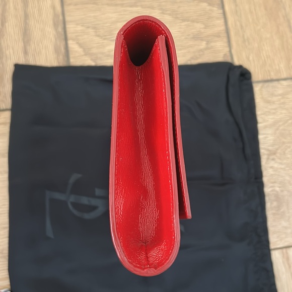 Yves Saint Laurent red patent textured clutch - Picture 8 of 8